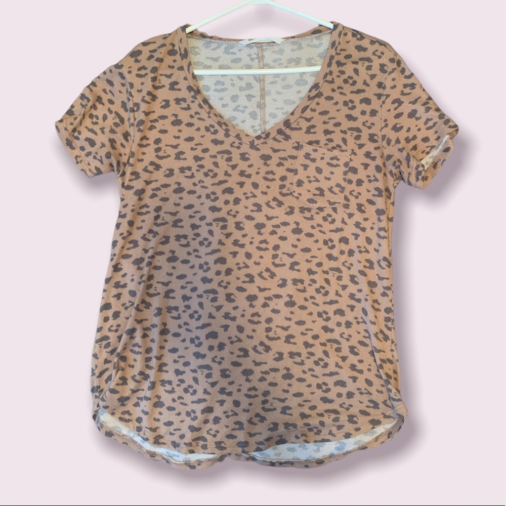 3/$30 Super soft v neck leopard T-shirt with pocket